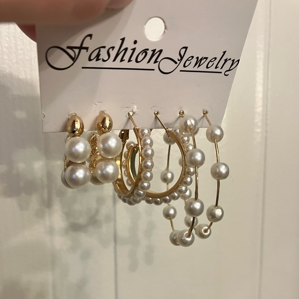 SOLD! Set of pearl earrings brand new